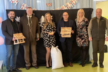 Przekazanie karmników w Przedszkolu nr 16