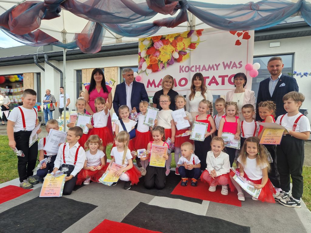 Festyny rodzinne organizowane w miejskich placówkach oświatowych