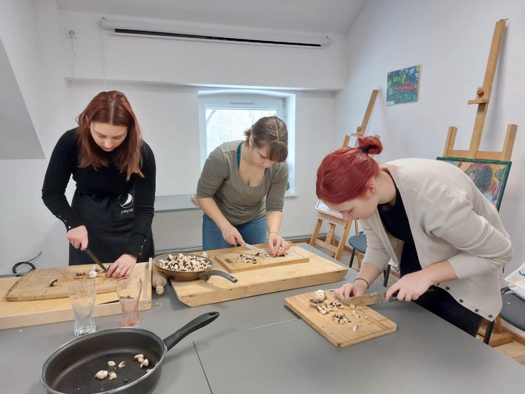 Lepienie pierogów z Seniorami dla jednej z Mysłowickich Noclegowni