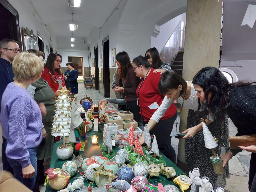 Kiermasz świątecznych dekoracji w Urzędzie Miasta autorstwa uczestników Warsztatów Terapii Zajęciowej w Mysłowicach