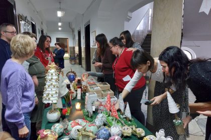 Kiermasz świątecznych dekoracji w Urzędzie Miasta autorstwa uczestników Warsztatów Terapii Zajęciowej w Mysłowicach