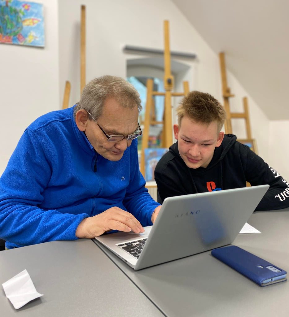 Warsztaty dla seniorów z obsługi smartfonów i komputerów